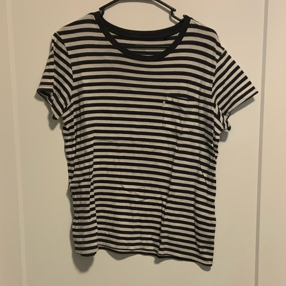 Levi’s black/white stripe tee size M
